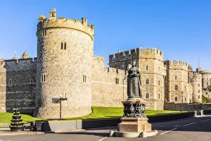 Königin Viktorias Denkmal und Schloss von Windsor im Windsor-Großpark in der Stadt Windsor im Land Berkshire