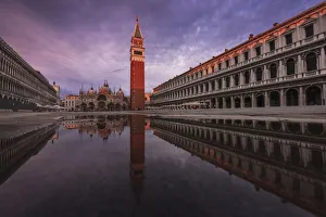 Regenbecken Spiegelung am Markusplatz Venedig Italien