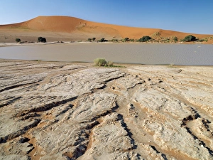 Bilder Datiert 2006 Juni: Ein Regenwasserbecken bildet sich am Fuße von Sossussvlai in