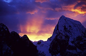 Mountain Sunrise Photography Drucke: Rays of sunlight illuminate the clouds over the mountains