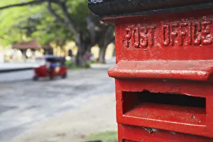 Rot Briefkasten mit TUK-TUK im Hintergrund, Galapagos-Inseln (Galle), Sri-Lanka