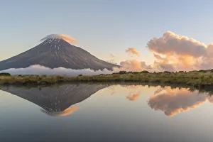 Mount Taranaki Reflection Drucke: Reflection of Mount Taranaki at sunset. Egmont National Park, New Plymouth district
