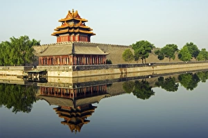 Beijing Tourist Attractions Map Drucke: A reflection of a Palace Wall Tower surrounded by