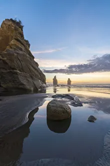 New Zealand Coastal Scenes Drucke: Reflection of the Three Sisters with low tide, at sunset