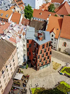 Reformationsplatz mit erhöhter Aussicht über das Altstadtviertel in Riga (Lettland)