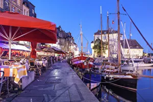 Häfen Drucke: Restaurant am Hafen von Honfleur an der Promenade abends im französischen Klassiker Calvados aus dem Departement