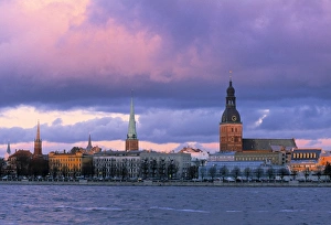 Riga Latvia Drucke: Riga from across Daugava river