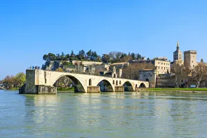 Fluss Rhein mit Brücke von Saint-Bénézet, Papstpalast und Dom der Heiligen Maria in Avignon im Département Vaucluse in den Regionen Provence-Alpes-Küste des Mittelmeers Frankreich