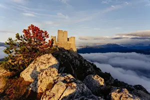 Das alte Schloss Rocca Calascio im wilde Landschaft des Gran-Sassos am Sonnenuntergang in Abruzzen, Italien