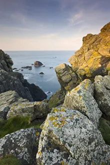 Rocky Cliffs England Drucke: Rocky cliffs of Lizard Point, Cornwall, England. Spring (April) 2010