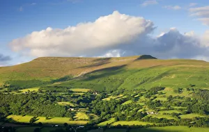 Brecon Beacons Scenery Drucke: Rolling fields below Pen Cerrig-calch mountain, Brecon Beacons National Park, Powys