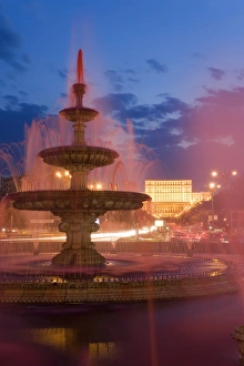 Drucke von Rumänien Bucurestt Piazza der Einheit Brunnen und Palast des Parlaments Rumänien Europa Bukurestt Piazza der Einheit Brunnen beleuchtet bei Nacht Schloss Drucke: Rumänien, Bukarest