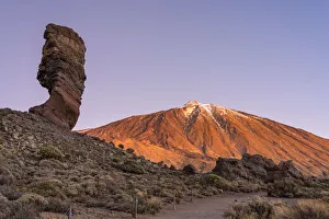 Roque Cinchado mit dem Berg Teide im Hintergrund. Nationalpark Teide auf der Insel Teneriffa