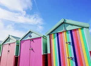 Brighton Und Hove Drucke: Reihe farbenfarbener Strandhütten in der Stadt von Brighton und Hove im Bezirk Hastings (East Sussex)
