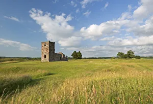 Die Ruinen der Kirche von Knowlton umgeben das Landhausland in Dorset, England im Sommer (Juli)