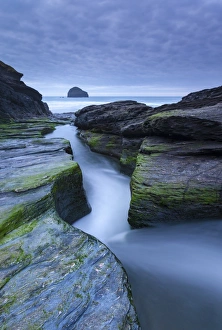 Cornwall England Drucke: Rushing stream through eroded slate ledges, Trebarwith Strand, Cornwall, England