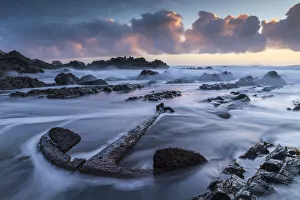 Winter Landscapes UK Drucke: Rusty anchor from a shipwreck on the rugged Devon coast, England. Winter (March) 2020
