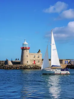 Ireland Coastal Photography Drucke: Sailboat in front of the Howth Lighthouse, Howth, County Dublin, Ireland