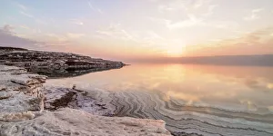 Salzformationen am Strand des Toten Meeres bei Sonnenuntergang im Gouvernement Karak, Jordanien