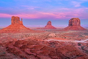 Bild einer Panoramaansicht des Monument-Valley Navajo Tribal Parks bei Sonnenuntergang, Utah-Arizona, USA.