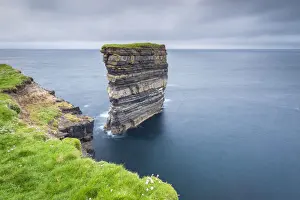 Drucke von Felsformation namens Dun Briste an der Downpatrick-Head von den umliegenden Klippen aus. Ballycastle im Grafschaft Mayo in Donegal Irland Ballycastle Drucke: Felsformation namens Dun Briste an der Downpatrick-Head von den umliegenden Klippen aus gesehen