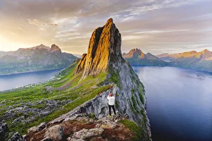 Kletten Segla mit Smartphone am Morgen auf der Insel Senja im Fjord von Troms in Norwegen