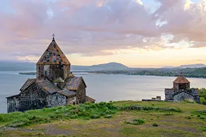 Die Kirche von Sevanavank am See Sevan zum Sonnenuntergang in der Stadt Sevan im Gebiet des Provinz Gegharkunik Armenien