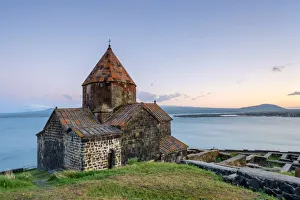 Die Kirche von Sevanavank am See Sevan bei Sonnenuntergang in der Stadt Sevan im Gebiet Provinz Gegharkunik Armenien