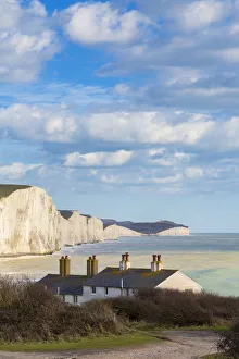 Sieben Schwesterfelsen und die Küstenwachthäuschen vom Seaford Head über den Fluss hinweg