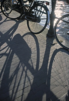 Drucke von Schatten der Fahrräder, Amsterdam, Niederlande Radfahren Drucke: Schatten der Fahrräder