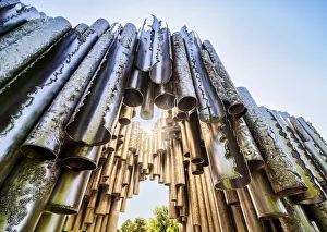 Das Sibeliustor monumentalisch ausgestattetes Denkmal in einem niedrigen Winkel zur Schau gestellt im Hintergrund der Stadt Helsinki in der Region Finnland (Uusimaa)