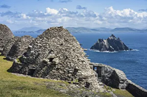 Skellig Michael (Großer Skellig), Inseln von Skellig, Grafschaft Kerry im Munster-Provinzland Irlands Europa. Architektur eines Klosters am sonnigen Tag