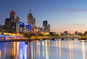 Entlang des Yarra River am Morgen in der Skyline von Melbourne im Bundesstaat Victoria Australien