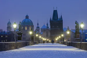 Drucke von Schneedecktes Karlsbrücke am Abend im Winter in Prag, Böhmen, Tschechische Republik Tschechische Republik Drucke: Schneedeckte Charles-Bridge am Abend im Winter in Prag, Böhmen, Tschechische Republik