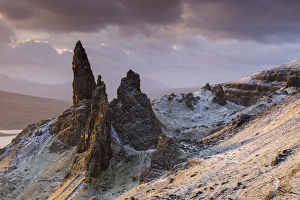 Schnee bestreute den Alten Mann von Storr bei Sonnenaufgang auf der Insel Skye in Schottland im Winter (Dezember) 2013