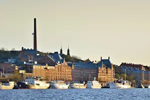 Northern European Cities Drucke: Soder Malarstrand, where are docked several hotel and conferenceships facing the old
