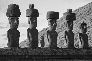 Verwandte Bilder Drucke: Südamerika, Chile, Osterninsel (Isla de Pascua), Moaistatuen aus Stein
