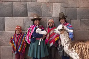 Drucke von Südamerika Peru Kusko Südamerikanische Kunstdrucke: Südamerika, Peru, Kuzko. Die Quichua-Bevölkerung steht vor einer Inka-Wand und hält