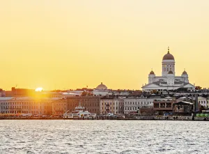 Südharbor und Stadtzentrum-Skyline am Sonnenuntergang in Helsinki im Landkreis Uusimaa Finnland