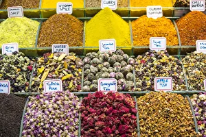 Kräuter und getrocknete Blüten/Blütchen im Großen Basar in Istanbul/Türkei