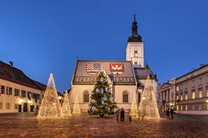 Markuskirchhof mit Weihnachtsbäumen in Zagreb Kroatien