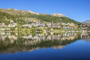 Sankt Mortiz mit dem Sankt-Moritzer See im Oberengadis in Graubünden/Schweiz