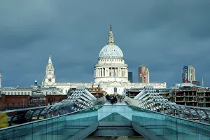 Iconic London Buildings Drucke: St Paul's Cathedral and the Millenium Bridge, London, England, UK