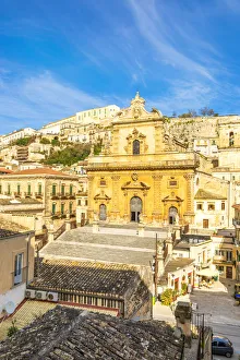 Die St-Peter-Kirche in Modica aus einer erhöhten Terrasse betrachtet, Modica, Provinz von Ragusa