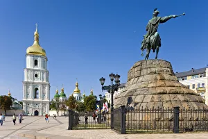 Drucke von Sofia-Kathedrale und Statuendes von Bohdan Chmelnizkyj in Kiew, Ukraina Kiew Drucke: Die St.-Sophia-Kathedrale und die Statuendeschnitzelbohdan Khmelnizky in Kyiwen