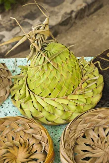 Saint Vincent und die Grenadinen, Bequia ist Port Elizabeth ein Souvenir mit einem Strohhut aus Palmwedel