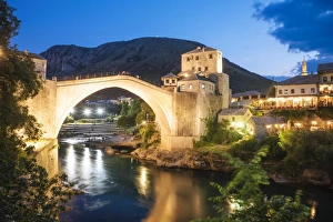 Bosnien Und Herzegowina Drucke: Der Stari Most Brücke bei Nacht in Mostar, Bosnien und Herzegowina