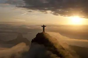 Drucke von Bild des Jesu Christi, bekannt als Cristo Redentor (Christ der Erlöser), auf dem Corcovado-Gebirgsrücken im brasilianischen Rio de Janeiro Südamerikanische Kunstdrucke: Bild des Jesu, bekannt als Christ der Erlöser (Cristo Redentor)