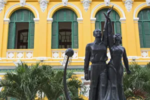 Sculptur außerhalb des Zentralpostamtes in Hanoi (Hochiminhstadt), Vietnam