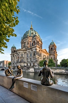 Sculpturen vor dem Berliner Dom und der Spree im Deutschland-Berlin